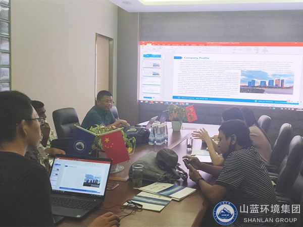 技术部门负责人向孟加拉客户介绍公司.jpg